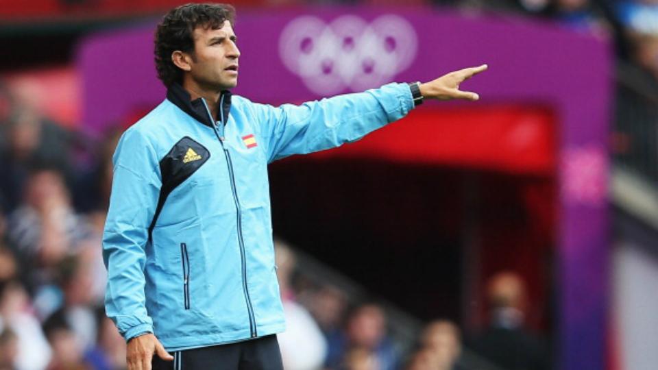 Luis Milla memberikan instruksi saat melatih Spanyol U21.