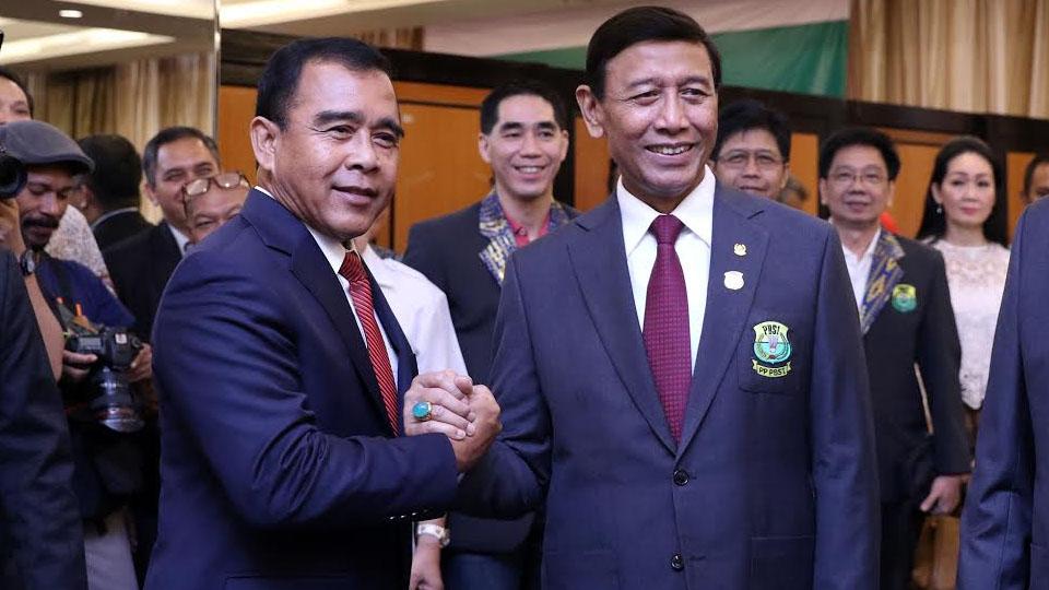 Ketua%20KONI%20Tono%20Suratman%20%28kiri%29%20berjabat%20tangan%20dengan%20pengurus%20baru%20PBSI%20Wiranto.