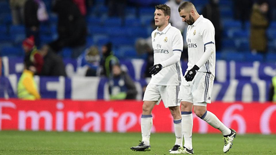 Karim Benzema (kanan) dan Mateo Kovacic pada laga saat melawan Celta Vigo. Copyright: JAVIER SORIANO/AFP/Getty Images