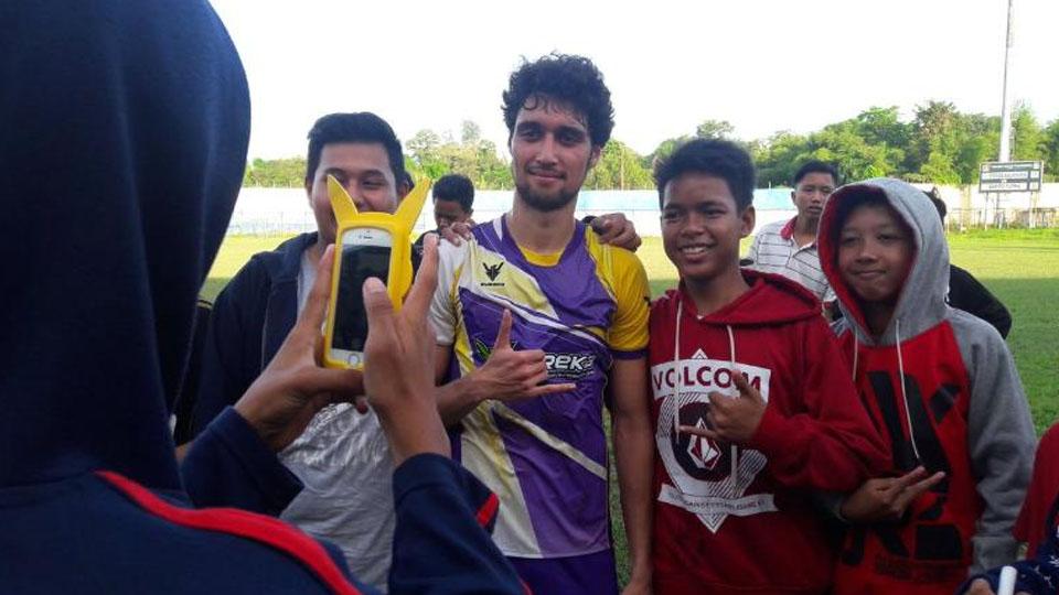 Kevin Scheunemann dalam latihan perdana Persiba Balikpapan. Copyright: Persiba