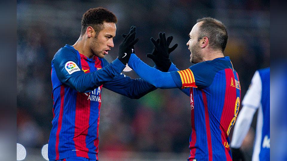 Neymar dan Andres Iniesta melakukan selebrasi. Copyright: Juan Manuel Serrano Arce/Getty Images