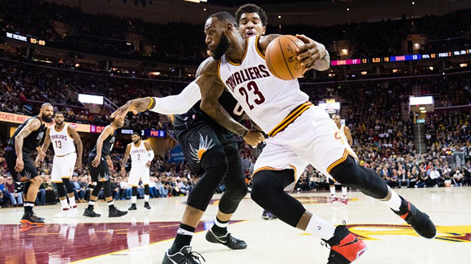LeBron James (Cleveland Cavaliers) melawati pemain Phoenix Suns, Marquese Chriss. - INDOSPORT