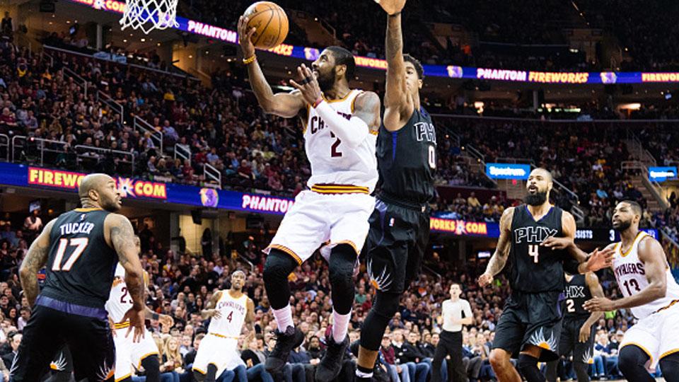 Kyrie Irving (no 2) memasukan bola basket ke ring Phoenix Suns. Copyright: Jason Miller/Getty Image