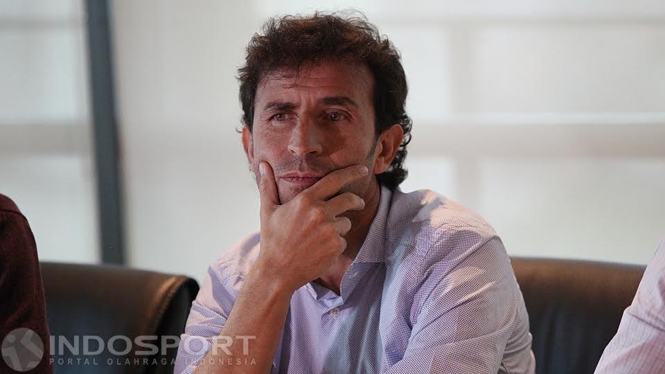 Luis Milla saat diperkenalkan secara resmi sebagai Pelatih Timnas Indonesia di kantor PSSI. Copyright: Herry Ibrahim/INDOSPORT