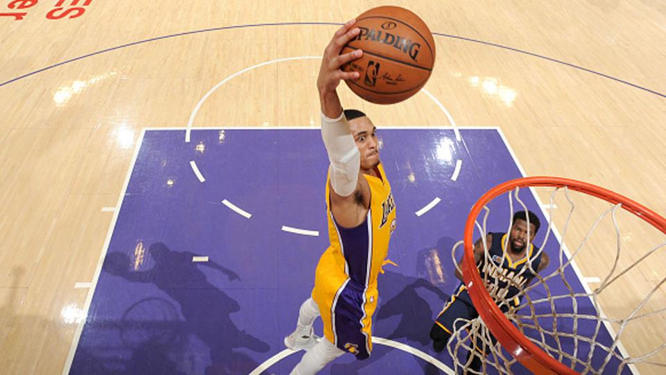 Pemain Los Angeles Lakers, Jordan Clarkson memasukan bola ke jaring Indiana Pacers. Copyright: Andrew D. Bernstein/NBAE via Getty Images