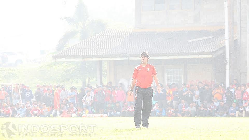 Stefano Cugurra Teco memantau langsung latihan kedua para pemain Persija Jakarta.