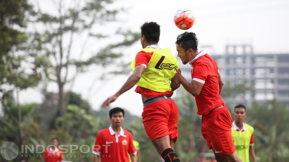 Dua%20pemain%20Persija%20Jakarta%20mengambila%20bola%20lewat%20sundulan%20dalam%20sesi%20latihan.