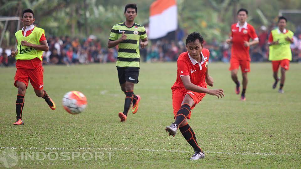 Novri Setiawan melepaskan sebuah sepakan kaki kiri.