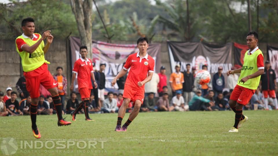 Sutanto Tan mencoba melakukan umpan saat latihan kedua Persija Jakarta.