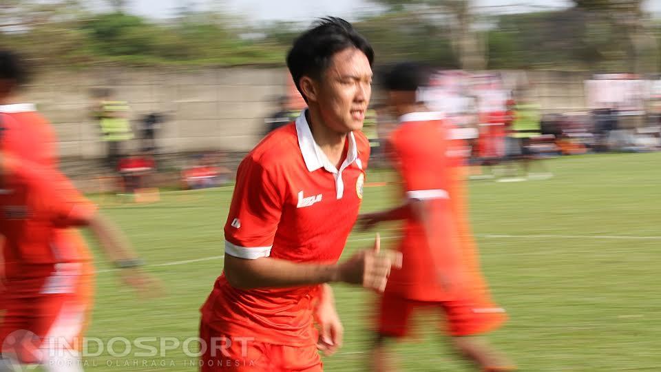 Pemain muda Persija Jakarta, Susanto Tan nampak serius mengikuti sesi latihan kedua Persija Jakarta.