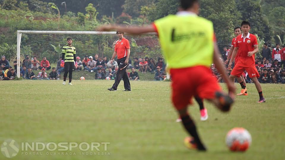Stefano Cugurra Teco memantau latih tanding kedua Persija Jakarta.