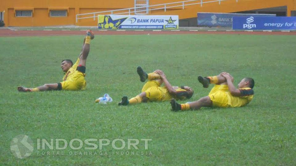 TA Musafri (kiri) jalani latihan bersama rekan setimnya. Copyright: Muhammad Effendi/INDOSPORT