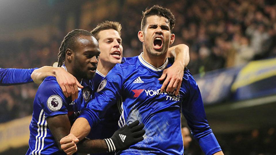 Diego Costa merayakan gol bersama rekan satu timnya. Copyright: Richard Heathcote/Getty Images