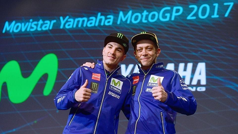 Dua pembalap Movistar Yamaha Maverick Vinales (kiri) dan Valentino Rossi. Copyright: PIERRE-PHILIPPE MARCOU/AFP/Getty Images