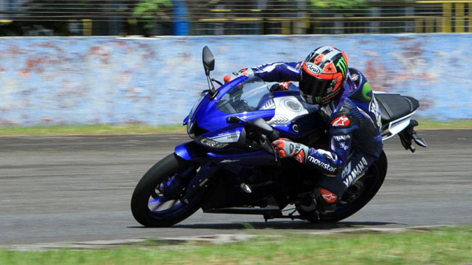 Maverick Vinales saat menjajal performa Yamaha All New R15 di Sirkuit Sentul. - INDOSPORT