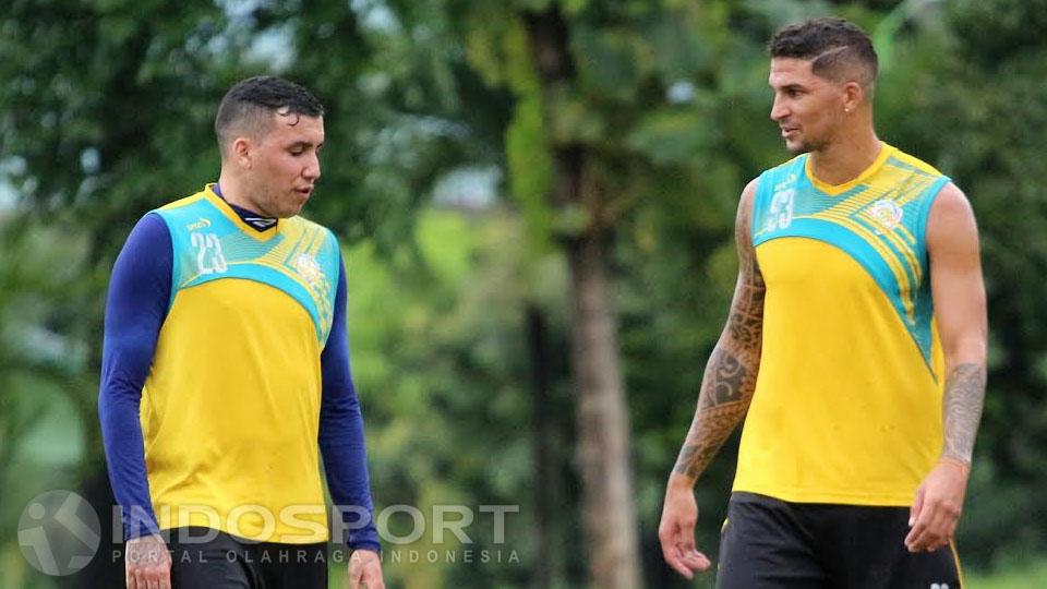 Pemain asal Brasil, Arthur Cunha dan Fellipe Bertoldo ikuti latihan perdana bersama Arema Cronus. - INDOSPORT