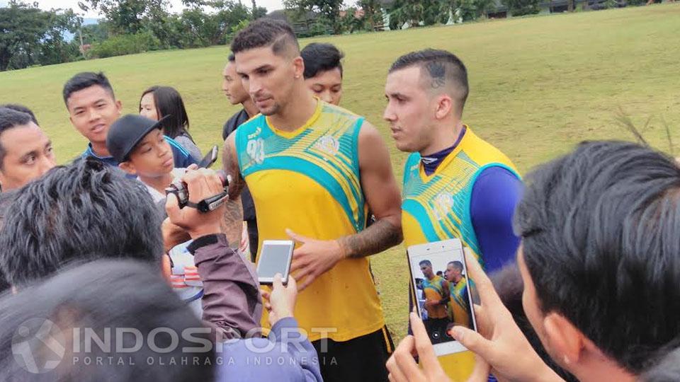 Pemain asal Brasil, Arthur Cunha dan Fellipe Bertoldo ikuti latihan perdana bersama Arema Cronus. Copyright: Ian Setiawan/INDOSPORT