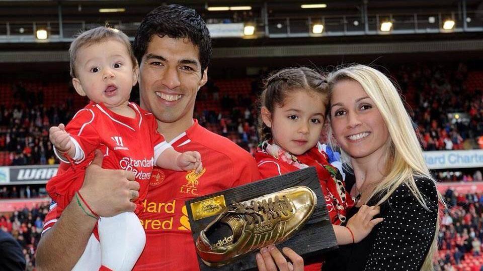Istri dan kedua anaknya tampak hadir saat Luis Suarez mendapat penghargaan sepatu emas. - INDOSPORT
