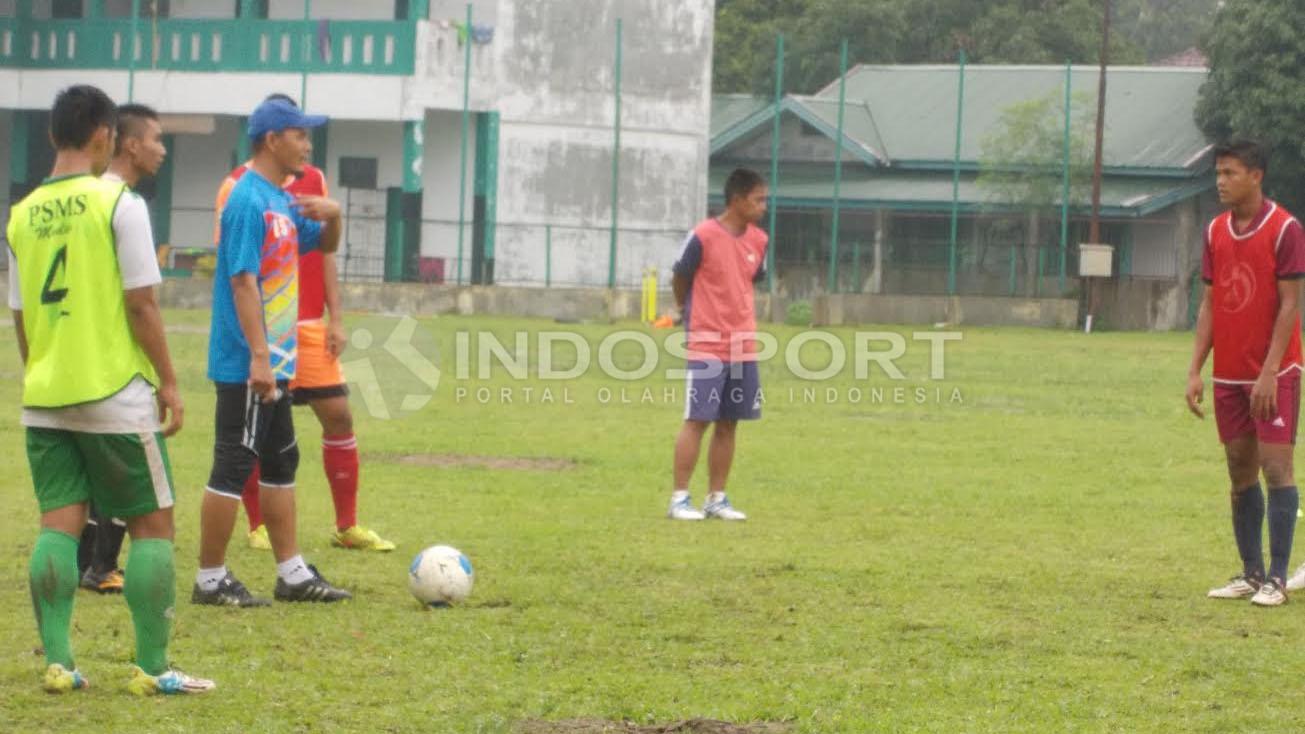 Asisten pelatih PSMS Edy Syahputra saat memeberikan intruksi kepada para pemain. Copyright: Kesuma Ramadhan/Indosport