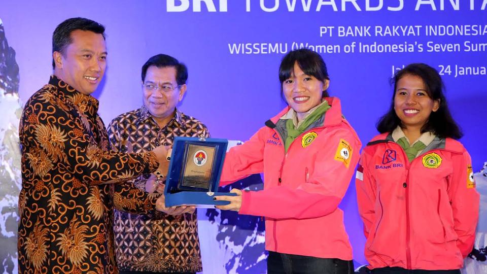 Menpora Imam Nahrawi, Fransiska Dimitri Inkiriwang, dan Mathilda Dwi Lestari, dua pendaki putri Indonesia yang sukses mengibarkan bendera Merah Putih di puncak tertinggi di Benua Antartika Gunung Vinson Massif.