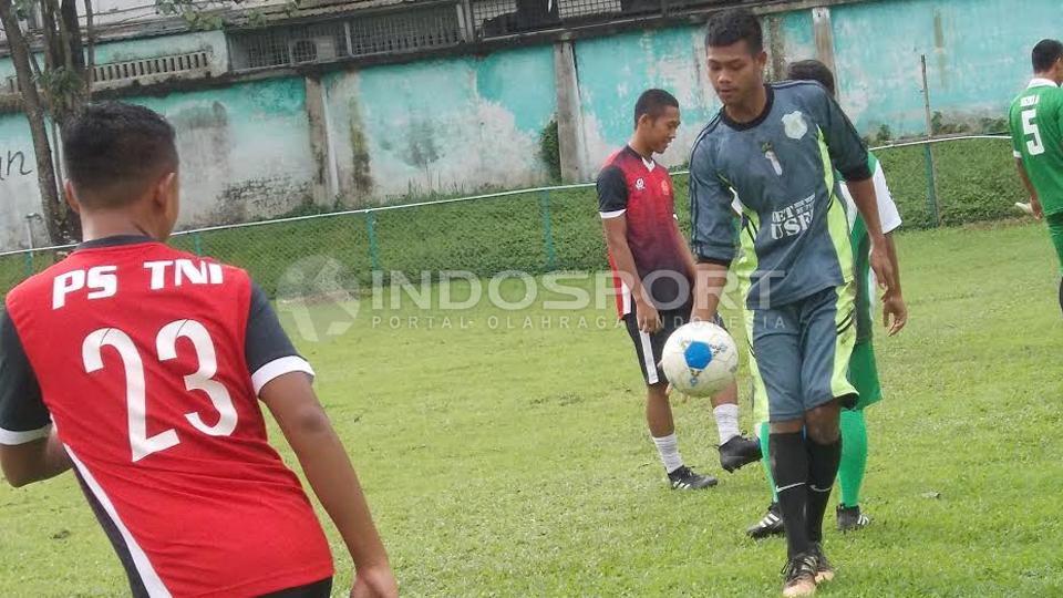 Salah satu pemain PS TNI yang diboyong pelatih kepala PSMS Mahruzar. Copyright: Kesuma Ramadhan/Indosport