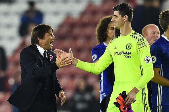 Pelatih Chelsea Antonio Conte (kiri) dan Thibaut Courtois. Copyright: Glyn Kirik/GettyImages