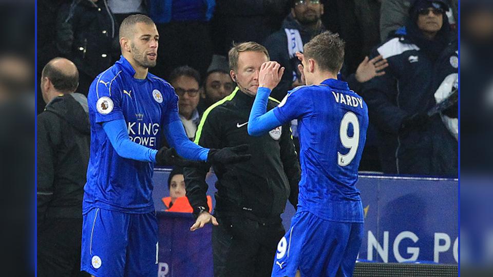 Islam Slimani (kiri) dan Jamie Vardy, dua striker Leicester City. Copyright: LINDSEY PARNABY/GETTYIMAGES