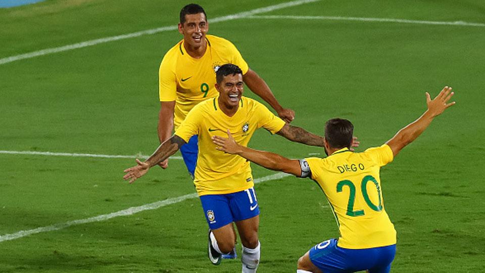 Dudu (tengah) saat akan melakukan selebrasi bersama Diego Souza, dan Diego. Copyright: Buda Mendes/Getty Images