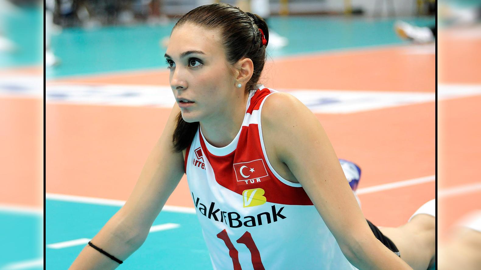 Pevoli asal Turki, Naz Aydemir, memiliki paras cantik dan mirip aktris kondang Gal Gadot. - INDOSPORT