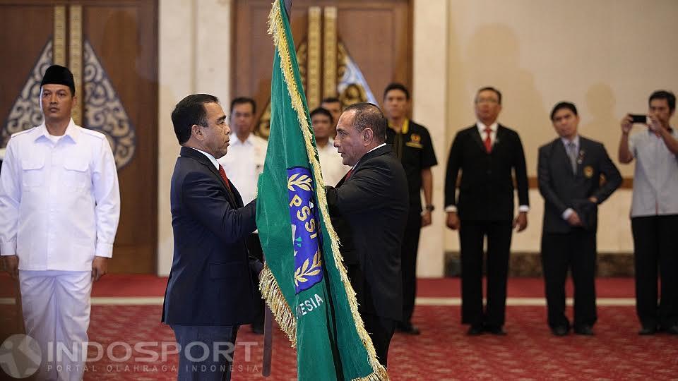 Penyerahan bendera oleh Ketua Umum KONI, Tono Suratman kepada Ketua Umum PSSI, Edy Rahmayadi.