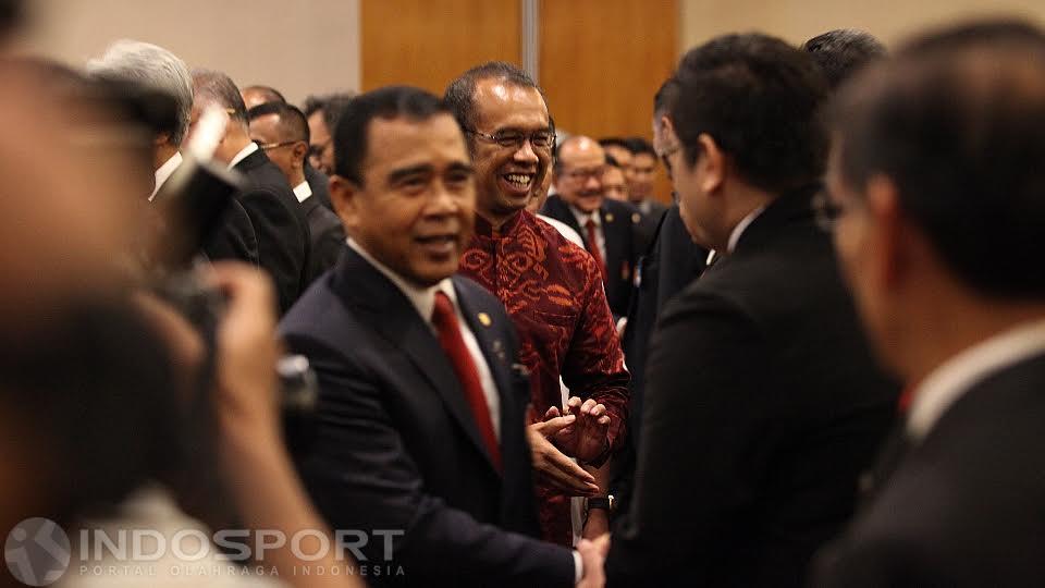 Tono Suratman (depan) berjabat tangan dengan beberapa kalangan dan diikuti oleh perwakilan Kemenpora, Gatot S Dewa Broto.