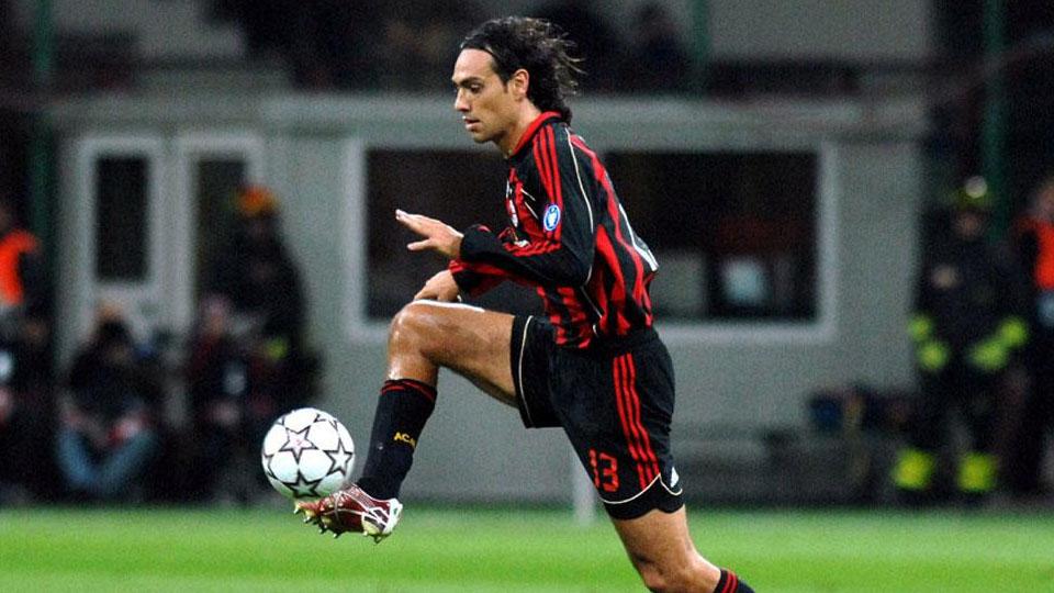 Alessandro Nesta saat masih berseragam AC Milan. Copyright: Sportskeeda