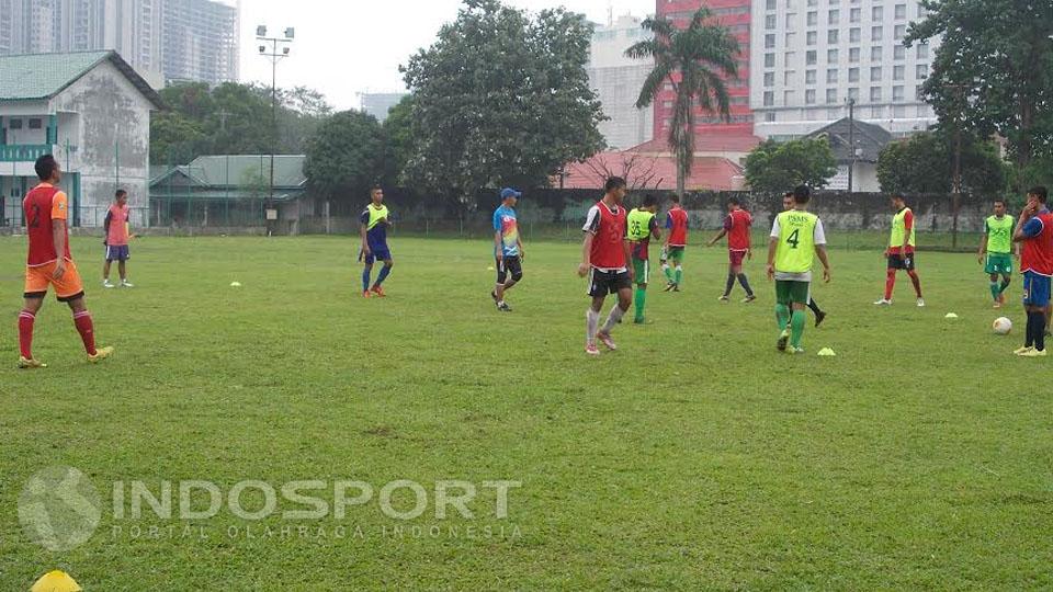 Pelatih memantau para pemain saat jalani latihan di Stadion Kebun Bunga Medan. Copyright: Kesuma Ramadhan/INDOSPORT