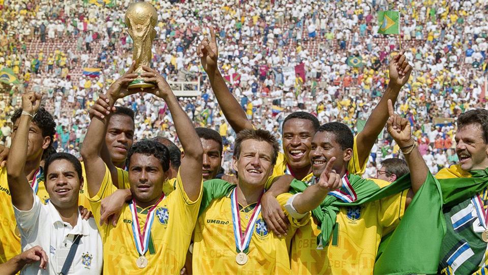 Romario (angkat piala) saat selebrasi bersama skuat Timnas Brasil usai meraih gelar Piala Dunia 1994. Copyright: buzzfeed.com