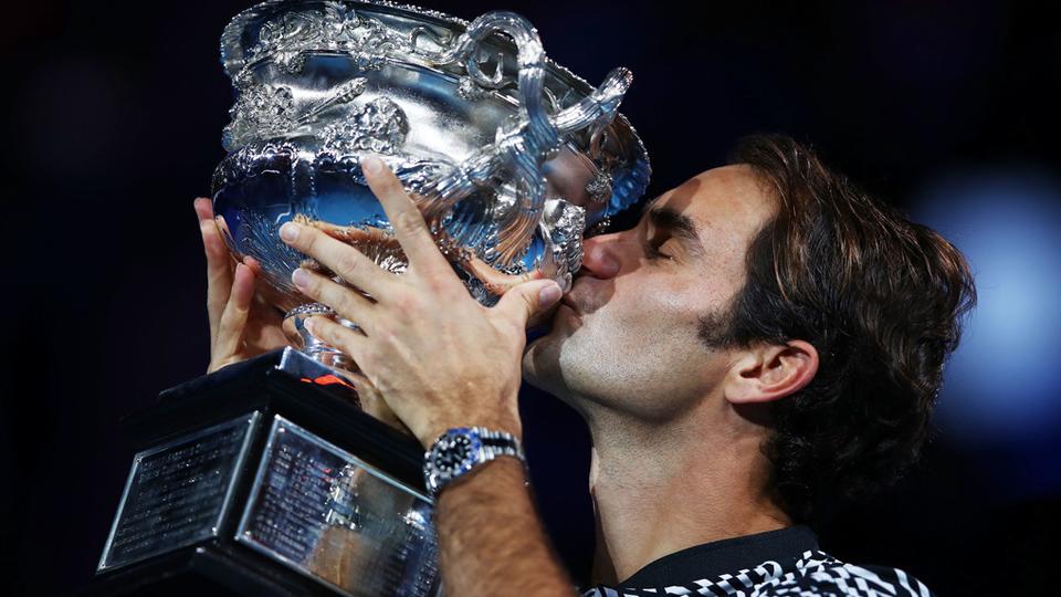 Roger Federer merengkuh trofi Australia Terbuka 2017. - INDOSPORT