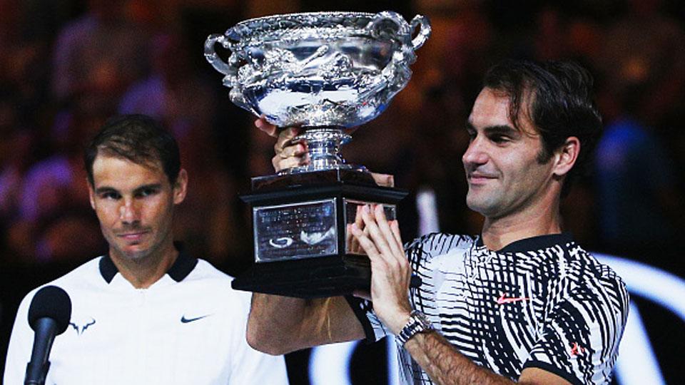 Roger Federer mengangkat trofi juara Australia Terbuka setelah mengalahkan Rafael Nadal di babak final. Copyright: Internet