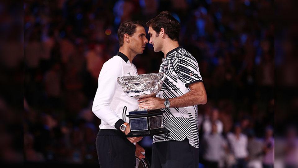 Roger Federer dan Rafael Nadal berpose setelah pertandingan final Australia Terbuka 2017. Copyright: Getty Images