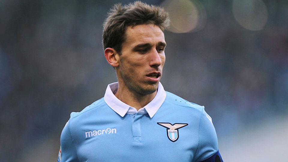 Lucas Biglia pada laga saat melawan Crotone. Copyright: Paolo Bruno/Getty Images