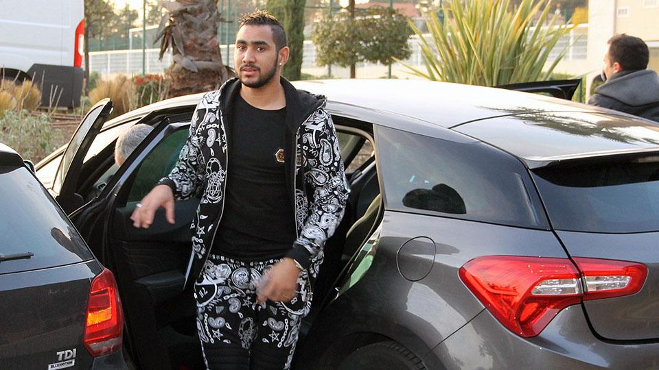 Dimitri Payet keluar dari mobilnya saat tiba di Olympique Marseille.