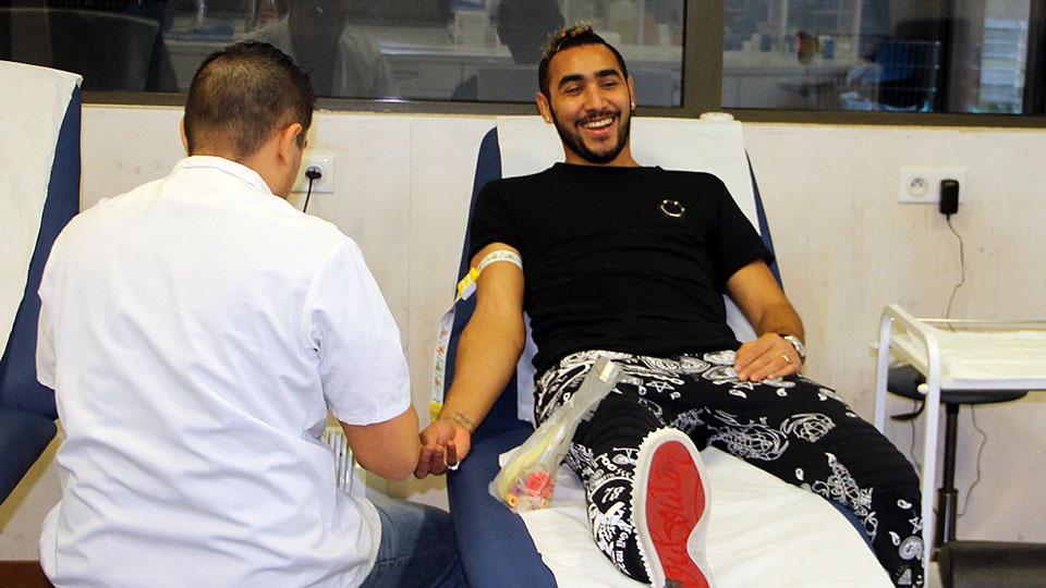 Dimitri Payet tersenyum saat melakukan tes medis.