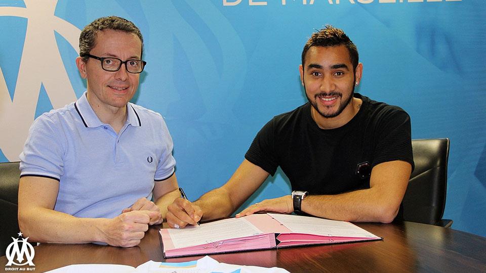 Dimitri Payet saat menandatangani kontrak selama empat setengah tahun bersama Olympique Marseille.