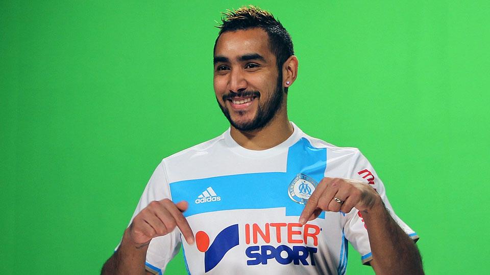 Dimitri Payet pose saat pemotretan dengan tangan ke bawah seolah berkata, 