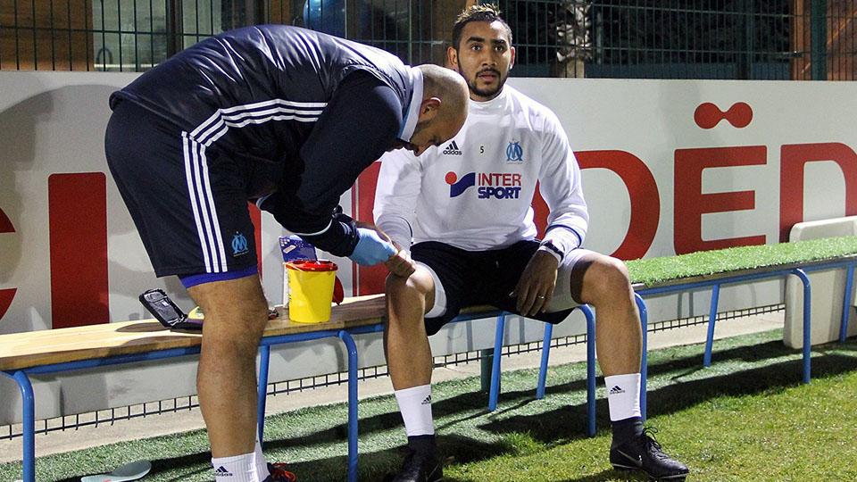 Dimitri Payet menjalani tes darah setelah latihan.