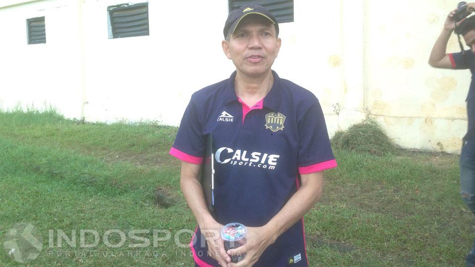 Pelatih anyar Persikad Depok, Isman Jasulmei Copyright: Muhammad Adiyaksa/INDOSPORT