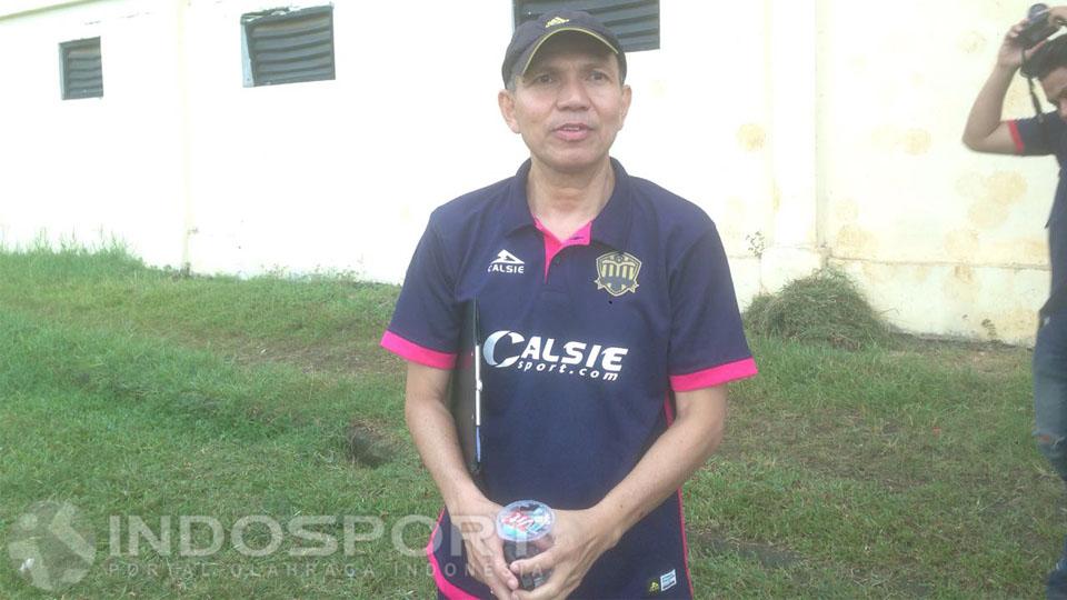 Mantan asisten pelatih Persija Jakarta, Isman Jasulmei. - INDOSPORT