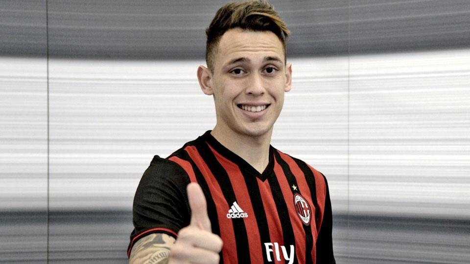 Lucas Ocampos saat resmi diperkenalkan oleh AC Milan.