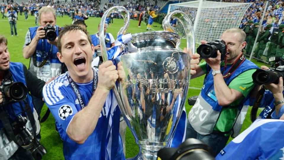 Frank Lampard memegang trofi Liga Champions 2011/12 usai mengalahkan Bayern Munchen di partai final.