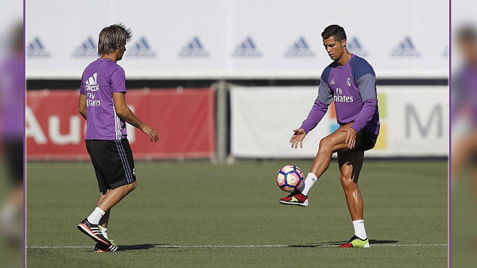 Fabio Coentrao (kiri) dan Cristiano Ronaldo saat dalam sesi latihan.