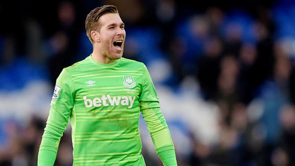 Adrian San Miguel pada laga saat melawan Everton. Copyright: Arfa Griffiths/West Ham United via Getty Images