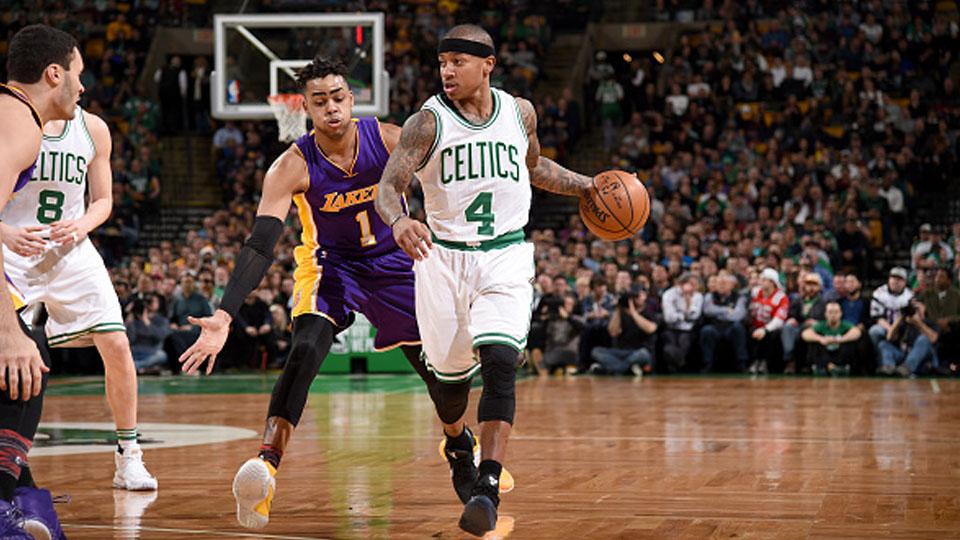 Isaiah Thomas saat membawa bola ke arah net Los Angeles Lakers. Copyright: Brian Babineau/NBAE via Getty Images